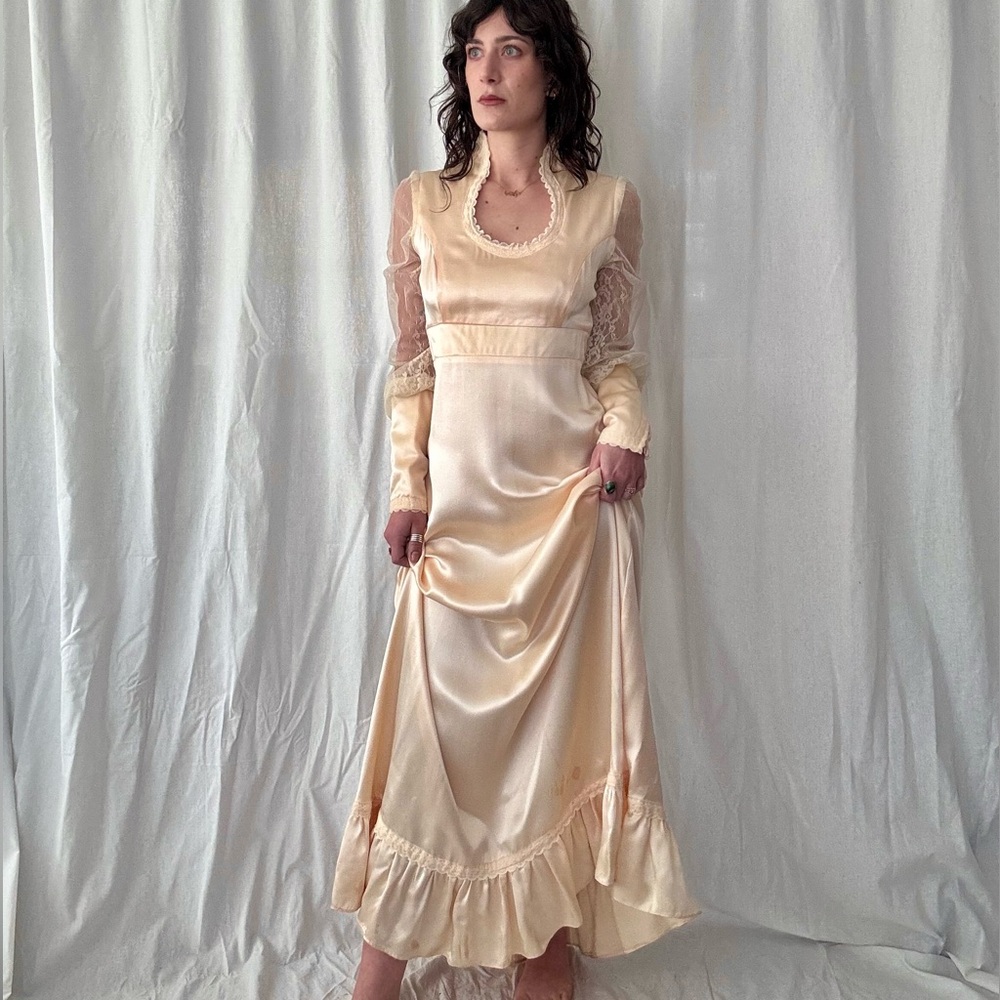 Vintage Gunne Sax Cream Lace Dress w collared neck!